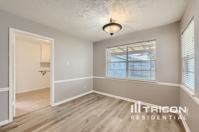 Building Photo - 16527 Pilgrims Cir