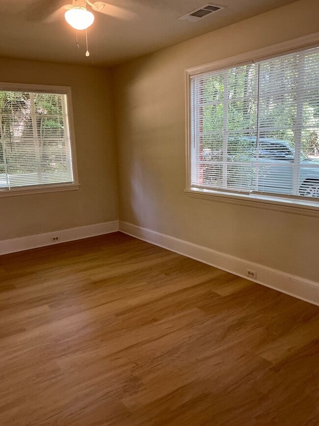 Building Photo - 1 Bedroom/ 1 Bath Cottage off Prince Avenue! Available soon!