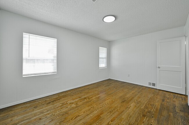 Building Photo - 713 NE 34th Terrace