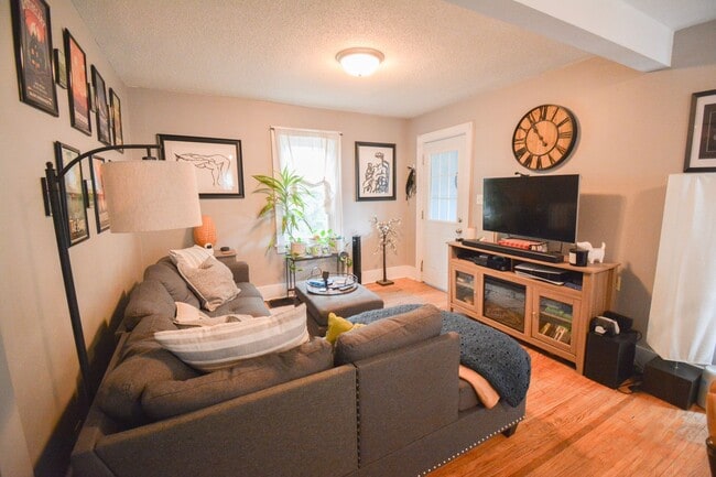 Building Photo - Tucked away, conveniently located, home for rent!