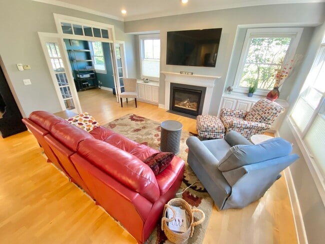 Building Photo - 3 Bedroom Home South Burlington Available ...