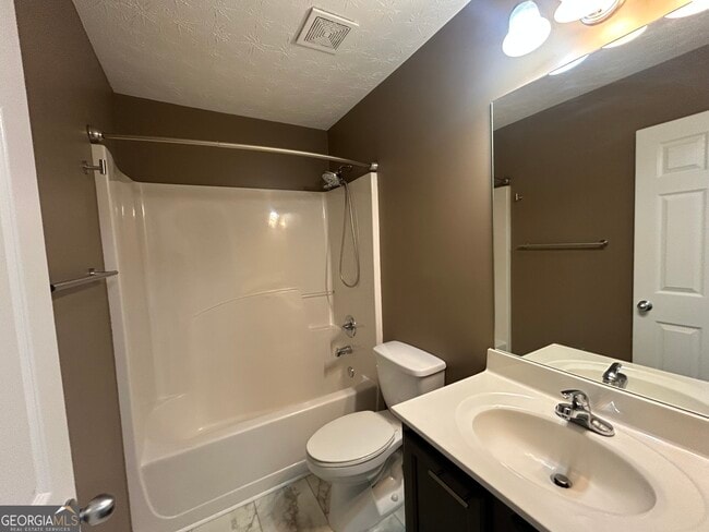 Building Photo - 2405 Village Green Dr