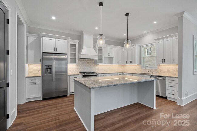 Building Photo - 805 Naples Dr