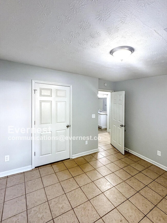 Building Photo - 909 Davis St