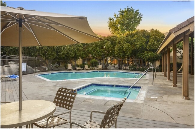 Building Photo - 2 Bedroom Ground Floor Irvine Condo