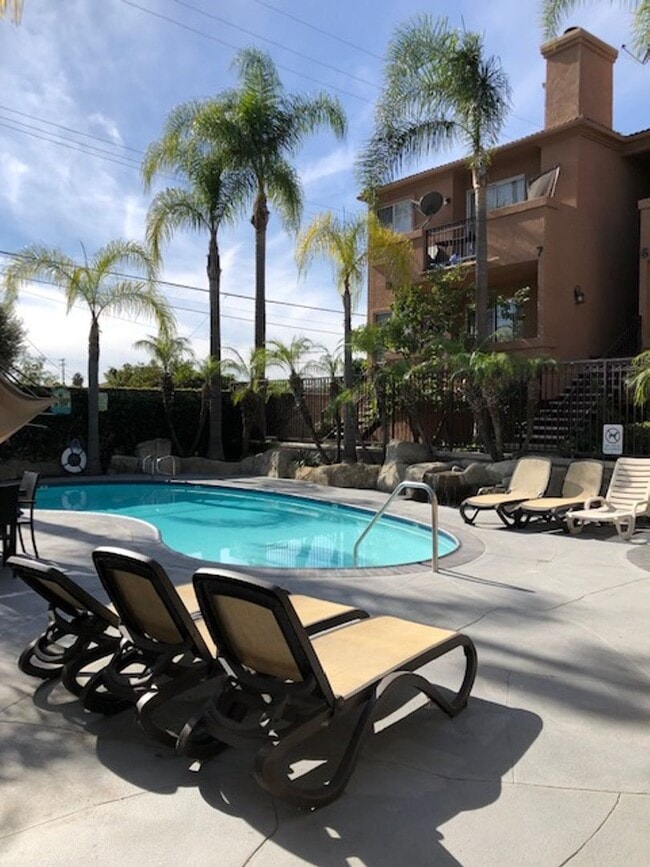 Building Photo - Beautiful 3 bedroom 2 bath Townhome across...