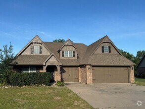 Building Photo - Bixby 3 car garage, great lot!