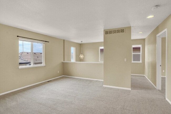 Building Photo - Low-Maintenance Northgate Home with Loft, Fireplace, and Mountain Views