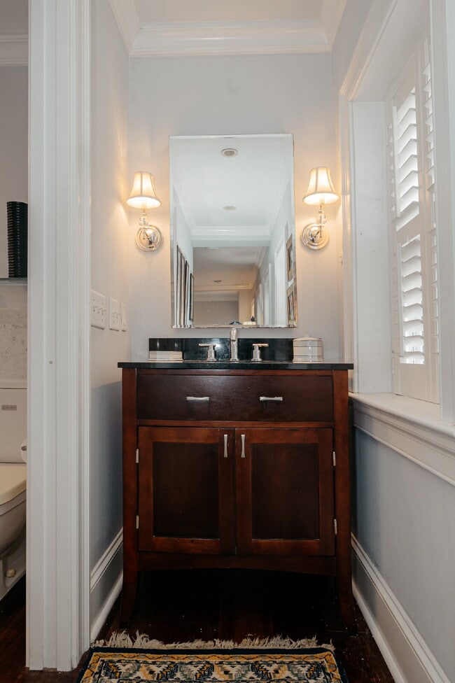 Building Photo - Spacious 1-Bedroom Fully Furnished Townhome in Historic Charleston!