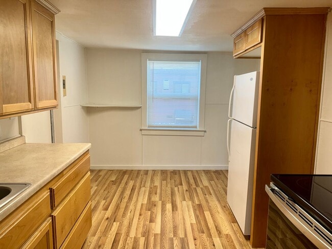 Building Photo - Check out this little Gem 1/1