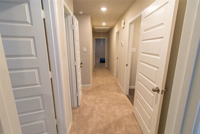 Building Photo - 2221 Middle Rdg Dr