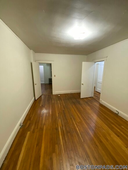 Building Photo - 235 Park Dr