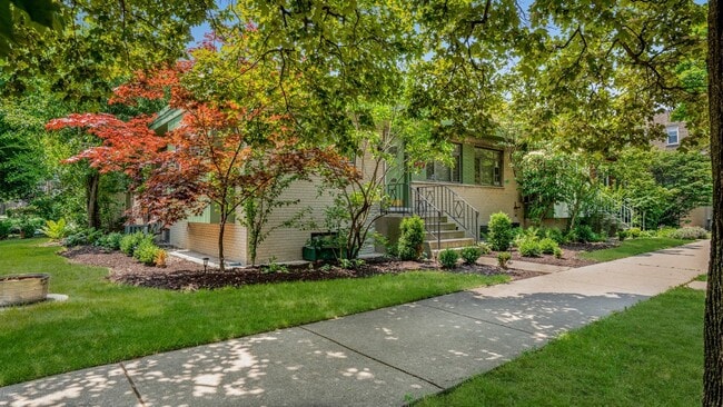 Building Photo - 2337 W Chase Ave