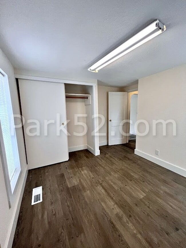 Building Photo - Small Pet Friendly - 2 Bedroom Single Fami...
