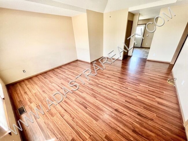 Building Photo - Spacious Gardner Duplex-Available NOW!!