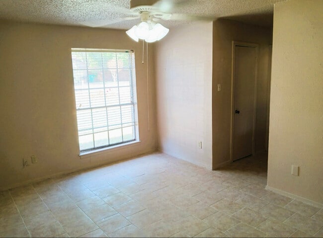 Building Photo - 1112 Autumn Oak Dr