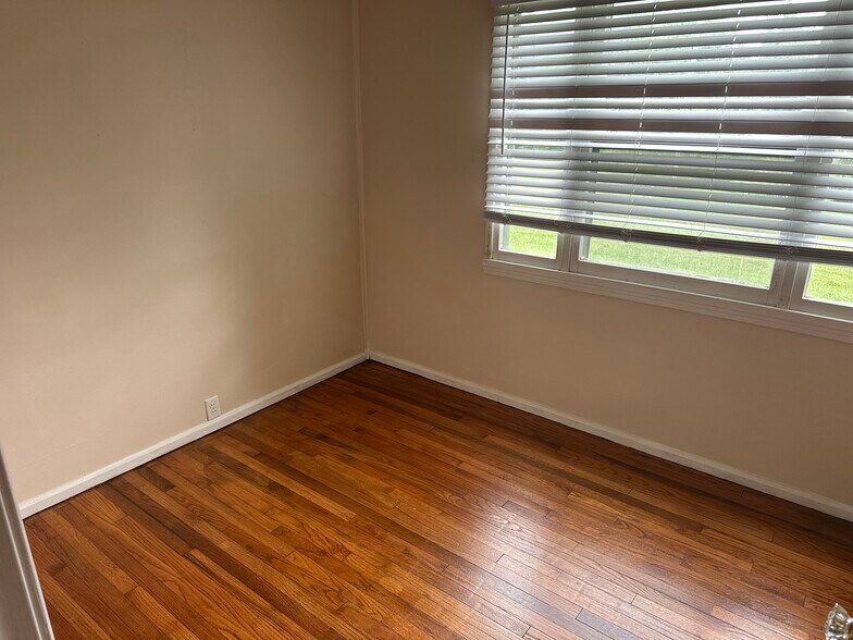 Bedroom - 3952 W Stoutes Creek Rd