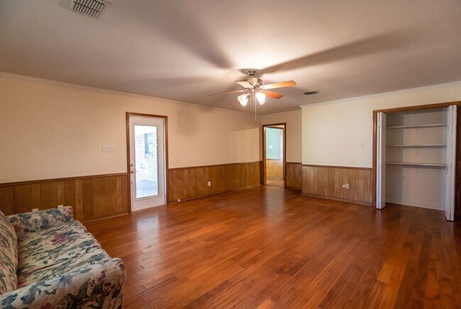Building Photo - 507 Parklane Dr