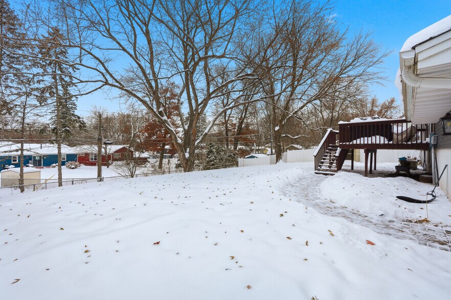 Building Photo - 7048 Montrose Rd