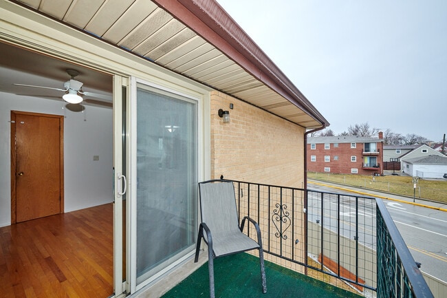 Building Photo - 6780 W Forest Preserve Dr