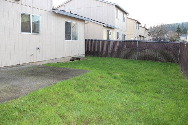Building Photo - Three bedroom townhouse
