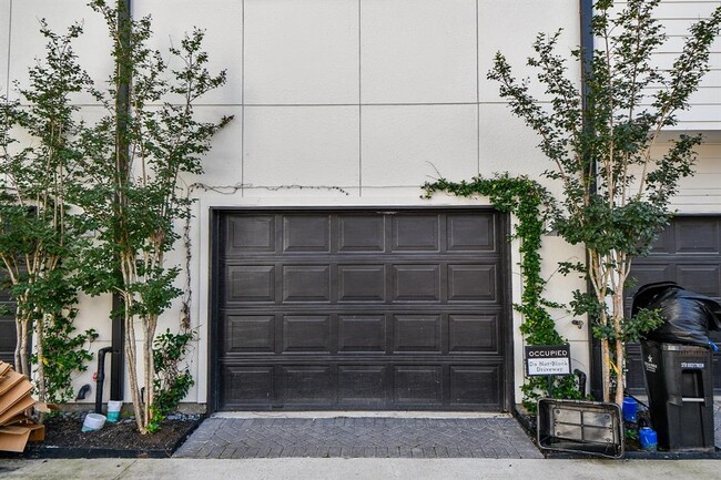 Building Photo - 7 N St Charles St