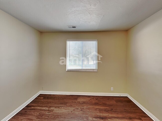 Building Photo - 1872 W Sir Charles Dr