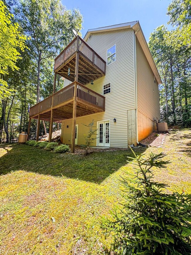 Building Photo - GORGEOUS CHALET WITH FINISHED BASEMENT AND...