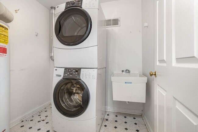 Building Photo - 2039F Raleigh Rd