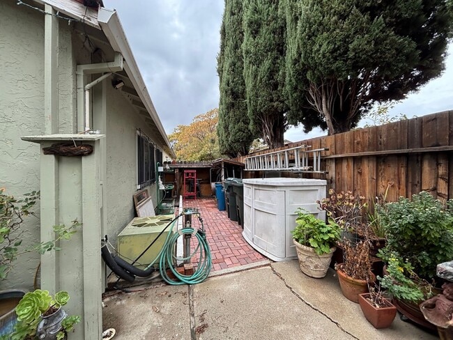 Building Photo - Beautiful Single-Story Townhome on Corner Lot with Private Courtyard & 2-Car Garage