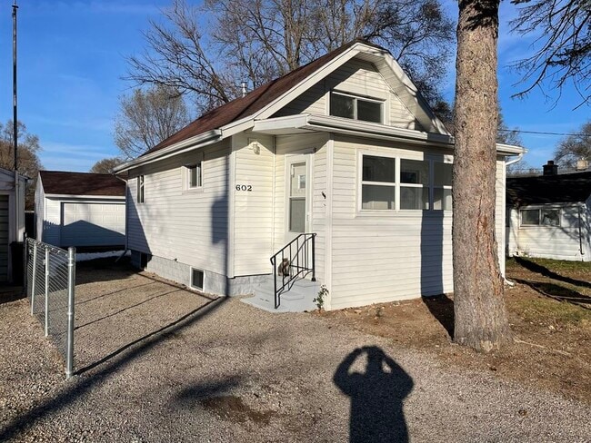 Building Photo - 602 E Bird St