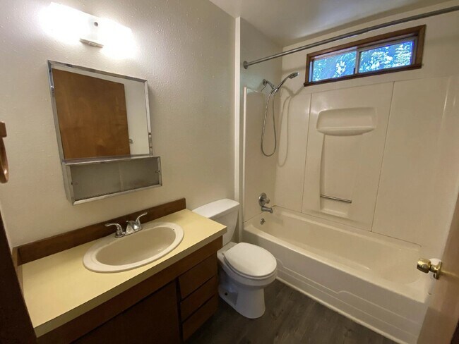 Building Photo - 1032 W Nevada Ct