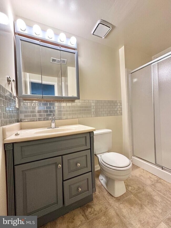Building Photo - Lovely 2 level condo