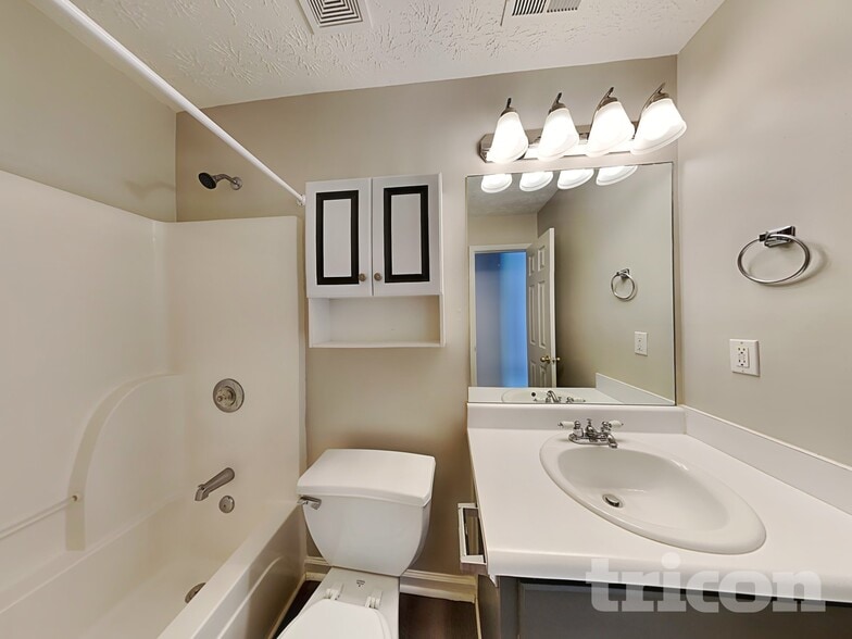 Building Photo - 70 Home Pl Dr