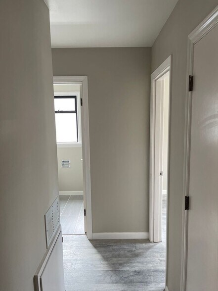 Building Photo - 3439 33rd Ave W