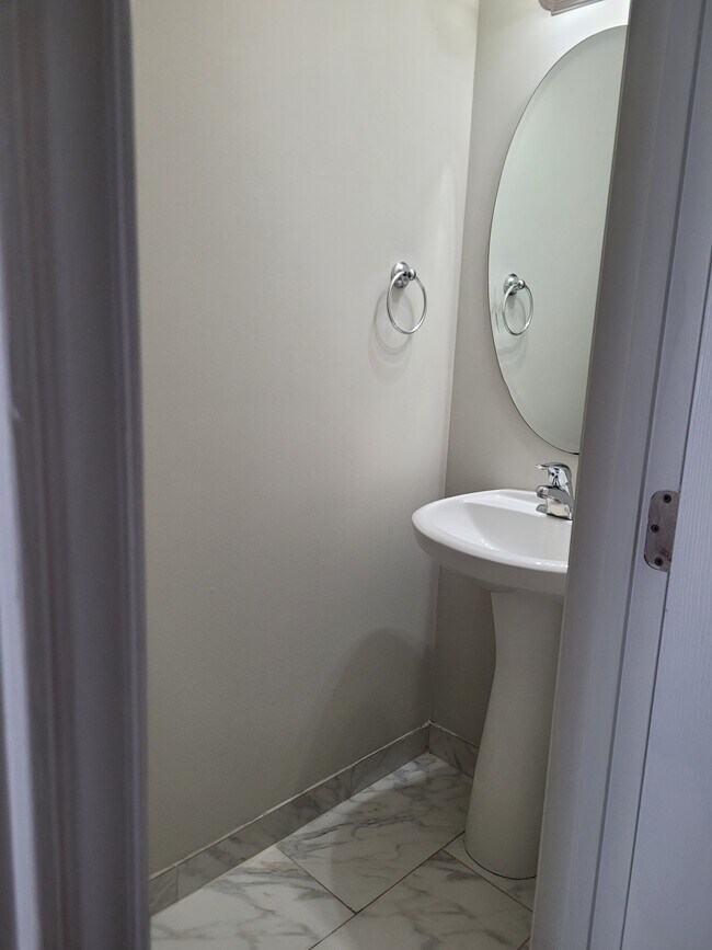 Building Photo - 117 Gatwick Ct