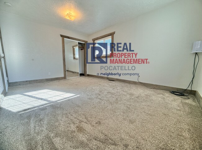 Building Photo - Beautiful 5 bed 2 bath country living - 5+...