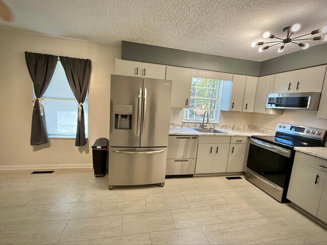 Building Photo - 597 Bluebird Dr