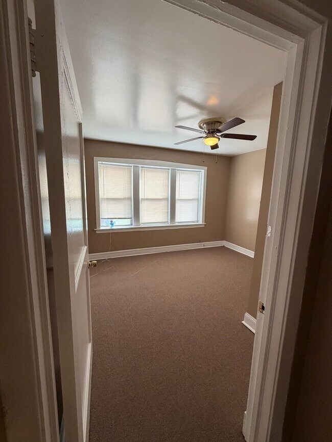 Building Photo - 7402 S Racine Ave