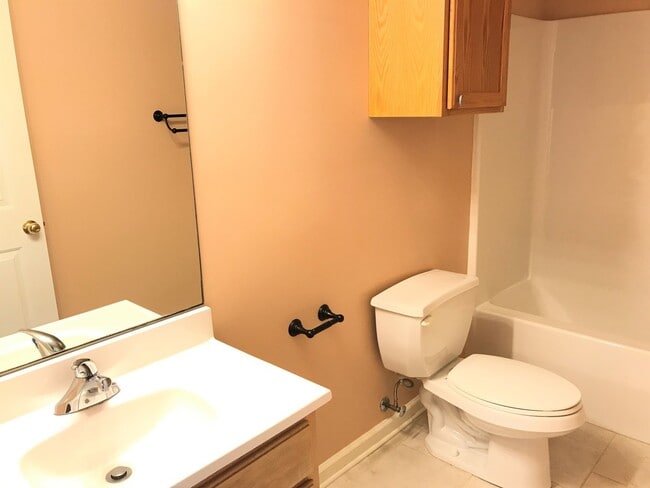 Building Photo - End Unit Townhome on Quiet Cul-De-Sac in Covington Crossing