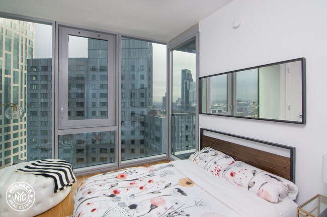 Building Photo - 436 Albee Square W