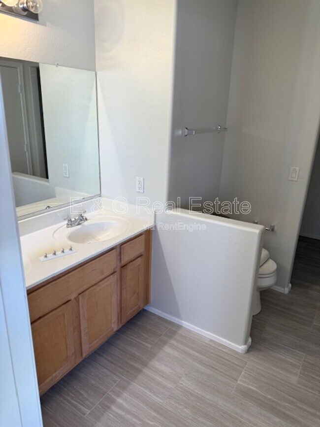 Building Photo - 7042 W Mercer Ln