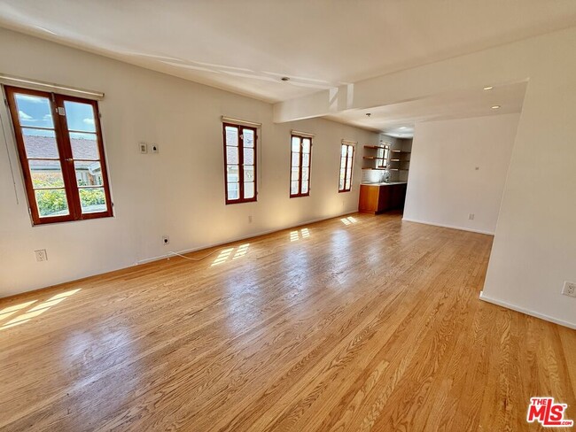 Building Photo - 4246 Lexington Ave