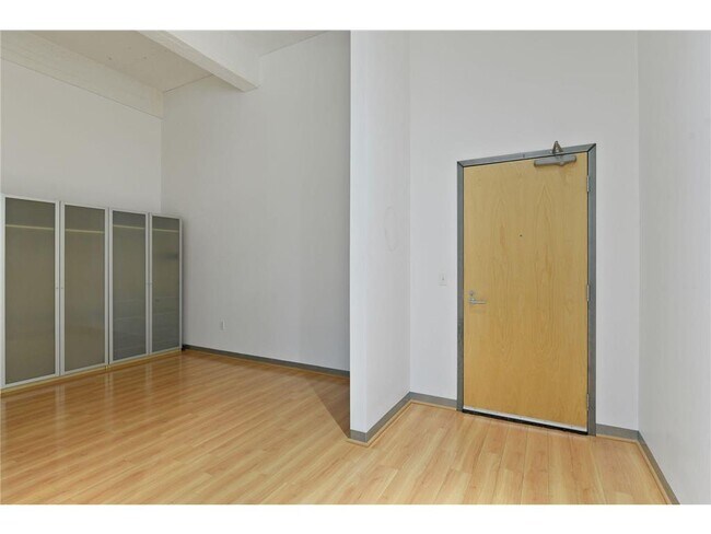 Building Photo - 700 N Washington Ave