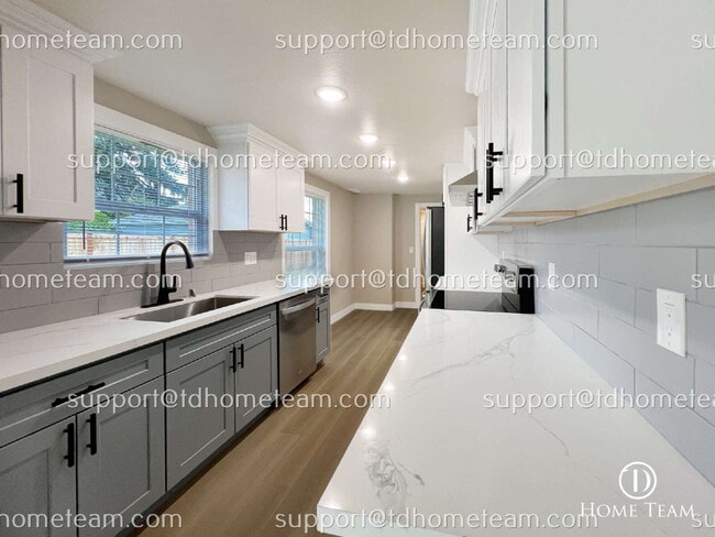 Building Photo - "Charming 4-Bed Haven in Tacoma with Spaci...