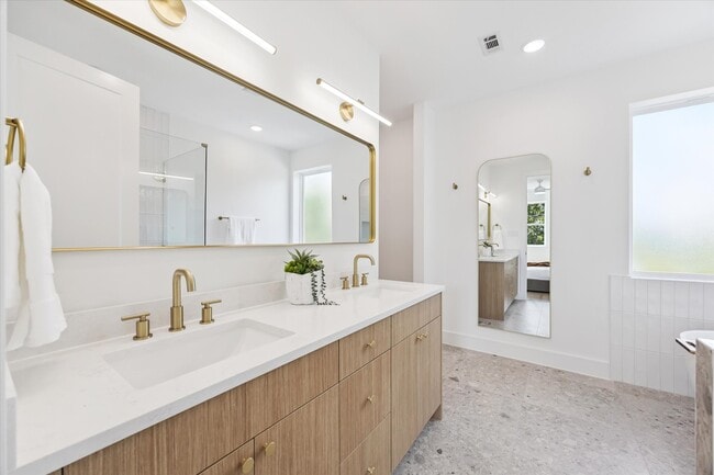 Building Photo - 6343 W Montgomery Rd