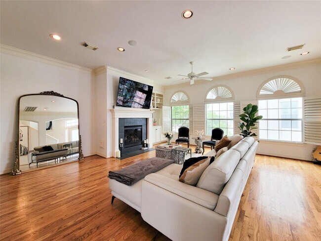 Building Photo - 1421 Bremond St