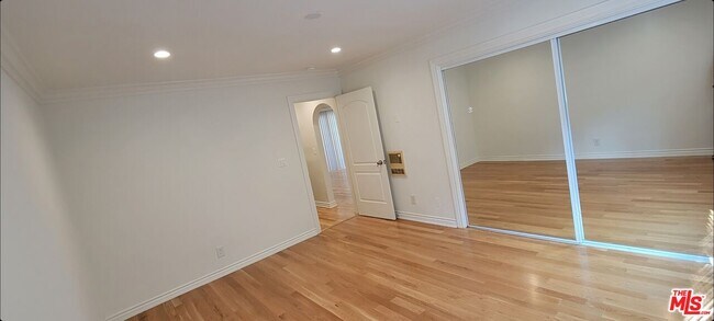 Building Photo - 1021 5th St