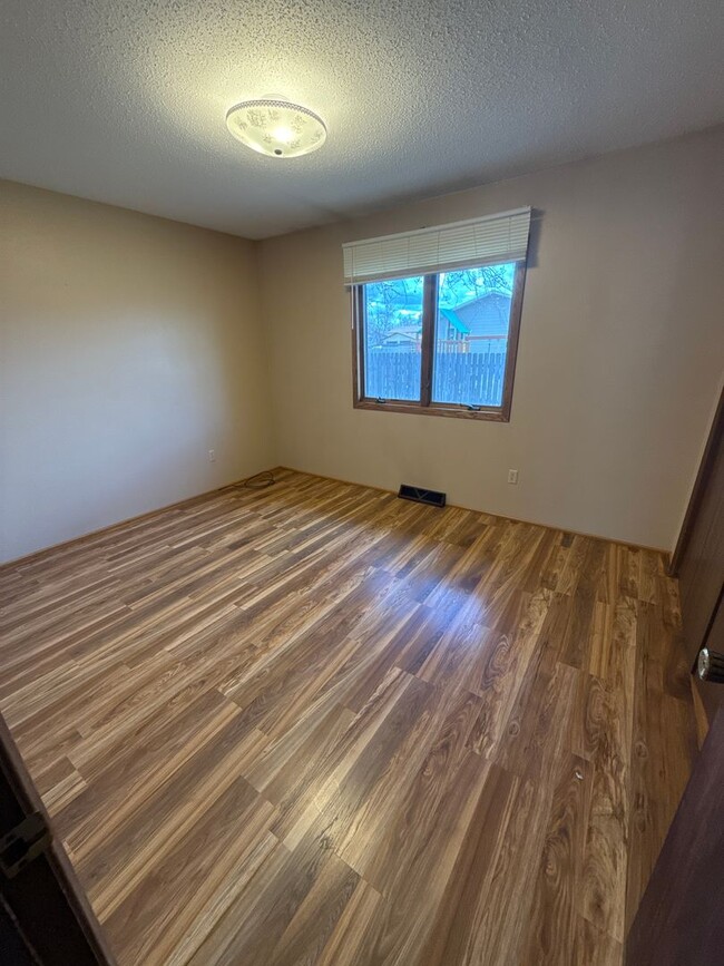 Building Photo - MO -  8th Ave Duplex