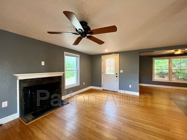 Building Photo - 15 Lela Ln